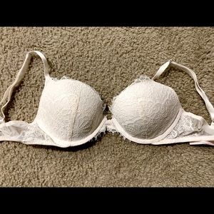 Victoria’s Secret white bra size 32 C